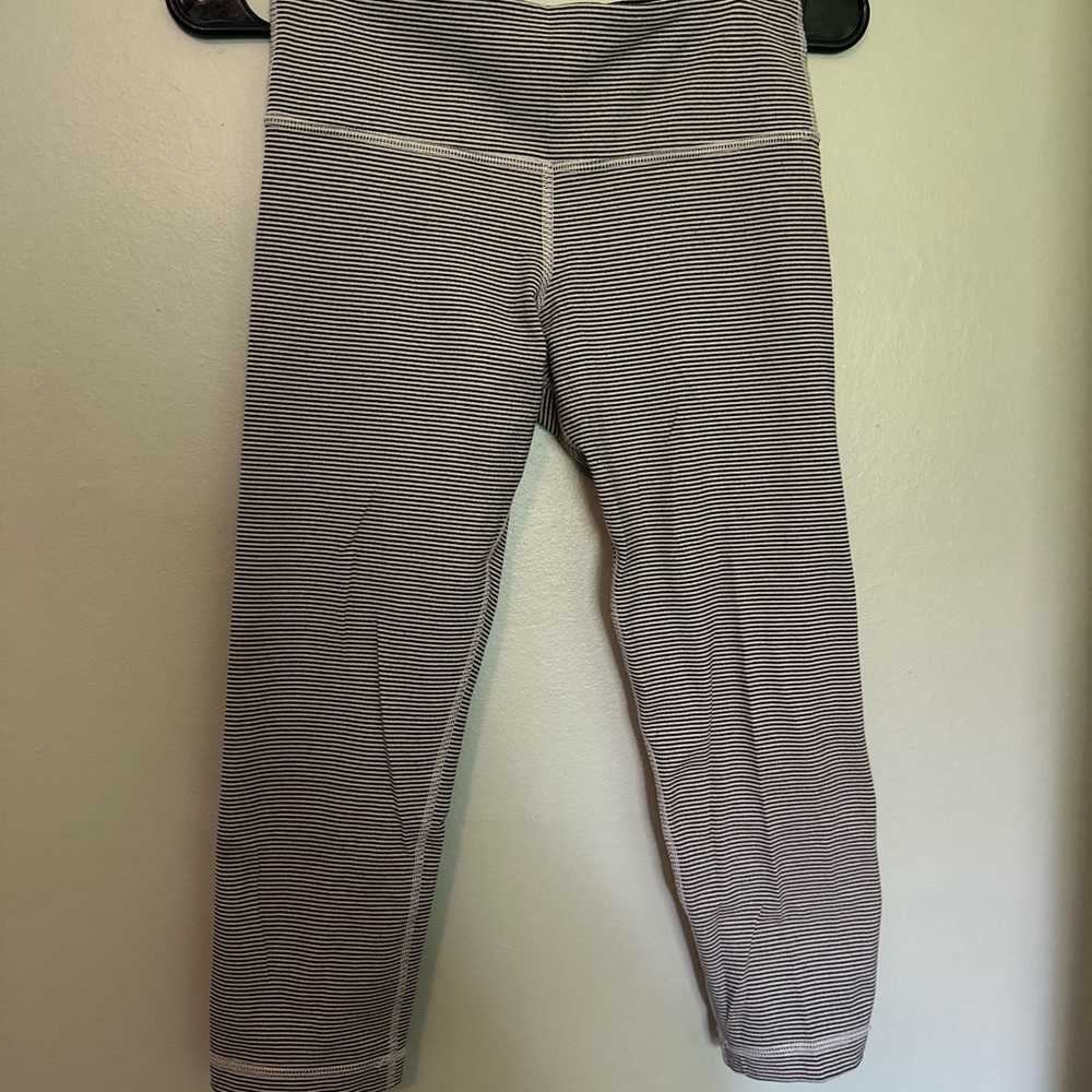 Lululemon Athletica Gray and White Leggings with Streamlined Fit Capris